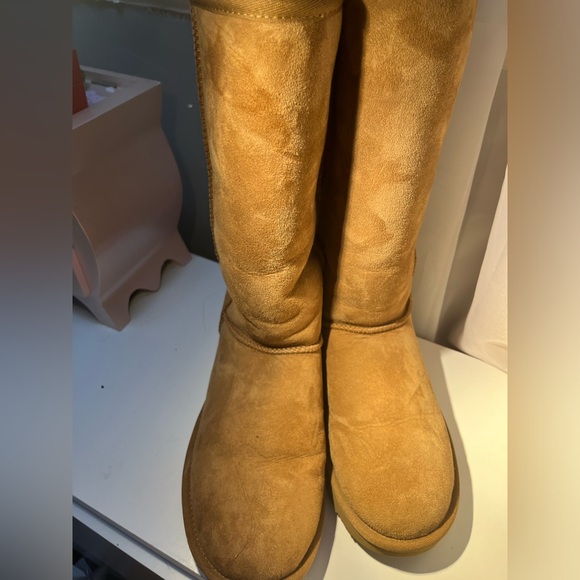 tall ugg boots barley worn doesn’t come with box - Picture 1 of 3